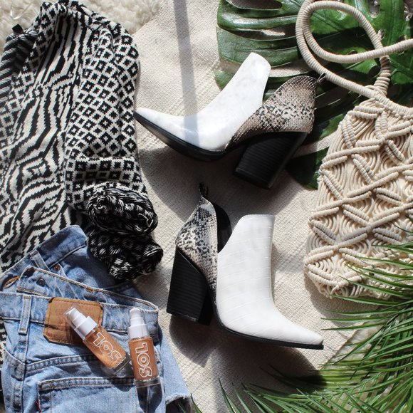 Shoes - 🚨//Coachella Collection// White Croco Bootie